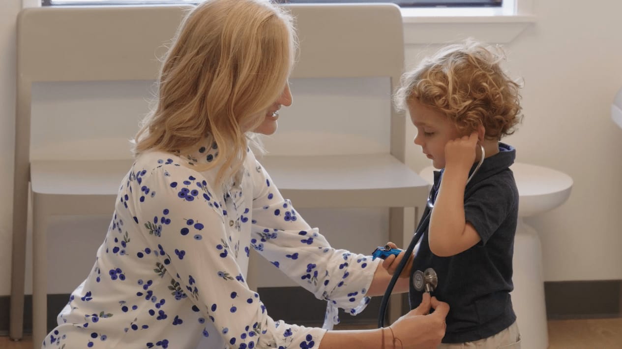 LAT001_Watch-Button_Thumbnail_R1 woman showing child how stethoscopes work